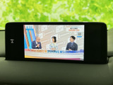 テレビ番組を画面で視聴でき、停車中の待ち時間も快適に過ごせます。番組の映像が表示されるため、休憩のひとときに活用できる便利な装備としてお使いいただけます。