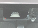 【ホンダセンシング】走行中に前方の車両等を認識し、衝突しそうな時は警報とブレーキで衝突回避と被害軽減をアシスト。より安全にドライブをお楽しみいただけます。