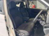 運転席、助手席です。座面も広くゆったりと座れてアームレストも付いているので重宝します。
