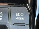 【ECOモード】アクセルやエアコンの動きを穏やかにして、燃費をよくする運転モード。急な加速を控え、車がゆったりと走るよう調整してくれるので、静かで落ち着いた走りになり、ガソリンのムダ使いも減らせます。