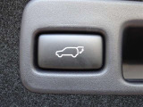 パワーバックドアを装備しています。バックドアを運転席からも開閉できます、便利ですよ。