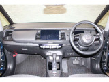 操作性に優れた運転席となります!小物入れや各ボタンの配置にこだわり、使いやすいです!座り心地もよく視認性も良好なのでロングドライブもお任せ下さい!