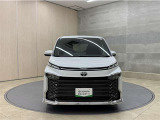メーカーOPのプロジェクター式LEDヘッドランプ+LEDクリアランスランプ(デイライト機能付)が付いております。デイライト兼用で昼夜を問わず、上質な光で強い印象を残します。
