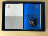 メンテナンスノート【点検整備記録簿・保証書】、取説も揃ってます。スマートキーはバッグなどにしまったままボタン操作でエンジン始動・停止やハイブリッドシステムの起動や停止ができて大変便利です