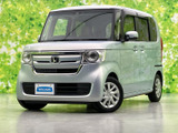 親しみやすい表情のフロントに、角を抑えたボディラインが調和。明るいシルバーの車体は清潔感があり、正面からも横からもすっきりとした印象です。日中はもちろん、夜間もライトの存在感が目を引きます。