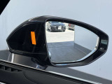 ●アウディサイドアシスト『後方の死角を並走する車両を検知しドアミラーの内側のLEDが点灯。ドライバーに注意を促し事故を未然に防ぐシステムです。』