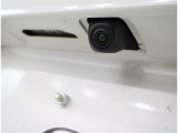 バックカメラが付いているので後方確認が非常にしやすいです。今や運転初心者も熟練者も必須装備!ついていて損はないですね♪