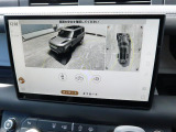 【3Dサラウンドカメラ】周囲の安全確認をアシストする機能です。3D車外ビュー、360&deg;オーバーヘッドビューを 利用して、狭いスペースでも安心、スムーズに運転操作ができます。