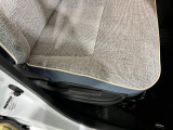 痛みの出やすい運転席シートの角、フロアマット、座面、ともに良好です