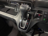 インパネシフトだから視線の移動も少なく足元もスッキリ♪運転席もゆったりしているのでゆとりを持ってドライブできますね!