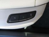 運転席シートメモリー機能を装備。登録したシートポジションをワンタッチで呼び出せるため、ご家族との共用時にも便利な快適装備です。