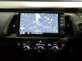 運転席からも手が届きやすく、操作しやすい空調コントロールパネル。オートエアコンなので操作の煩わしさが無くオールシーズン快適にドライブできます。快適空間で運転に集中できますね。