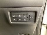 各種機能の切替スイッチは運転席パネル下に集約されています。任意で切り替え可能なため状況に合わせてお使いください。