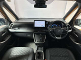 ●安心して運転できる、開放的な視界● 低く、ワイドにデザインされたインパネにより、前方の視界を大きく確保♪フロントドアガラスの下端も低くし、側方視界も広く(^^♪