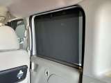 ロール式シェードが出てきます!車内の温度を安定して保てます♪強い日差しもシャツトダウンしてくれます☆