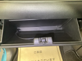 【グローボックス】助手席の前にあるグローボックスです。小物の収納に便利です。