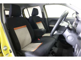 フロントベンチシートだから運転席足元もゆったり、広々快適です♪