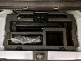 リヤには「いざ」という時のための工具が装備しております。ジャッキ・ナットレンチ・タイヤパンク修理キット・ミニコンプレッサーなどのお助けキットです。
