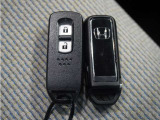 ◆スマートキー◆カギをバッグやポケットに入れたままでもドアロックの開閉ができる『スマートキー』付き!雨天や暗くなってもカギを取り出す必要がなくドアの開錠&エンジンも始動できます