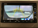 リバースギアに入れるだけで後方の表示へ切り替わります。夜間や雨の日の駐車も楽になりますよ。