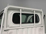 ガードフレームにはフック2カ所、T字フックも2カ所付いています♪荷台のフックを含めるとなんと25個のフックが有り積載力を高めてくれとっても便利♪