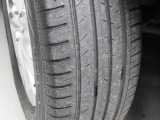 タイヤサイズは「185/65R15」になります。タイヤの溝は約3mm残っています。