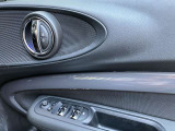 運転席ドアトリムにはパワーウィンドウと、ドアミラーの「格納」「調整」スイッチがあります