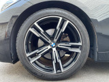 BMWならではの卓越した走りを支えるホイールと足回りです!日本車の走りに慣れている方にもぜひ体感して頂きたいほど、高いレベルでまとまっています!純正18インチアルミホイール。