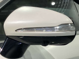 死角検知警告システムが装備されており、車線変更の際、死角に入る車両の検知、警告を行います。また、サイドミラー内部のインジケータが点灯し、危険の促しをしています。