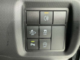 コーナーセンサーを車の前後に装備。障害物までの距離に応じて警告音を変えてお知らせ。縦列駐車時や駐車場・車庫などでの取り回しをサポートします。詳細は販売店スタッフまでおたずねください。