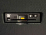 ETCカードを挿入することで高速道路を利用する際の支払いがキャッシュレスになったり、ETCスマートインターチェンジが利用できたり、とても便利なアイテムです!保証は修理保証のみとなります。