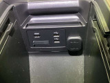USBソケット2口とシガーソケットを装備しており、スマートフォンや各種機器の充電にご利用いただけます。
