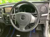 手元にスイッチ類を備え、運転姿勢を保ちながら必要な操作にアクセスしやすい設計です。メーターや各種装備との位置関係も分かりやすく、日常の運転を支えます。