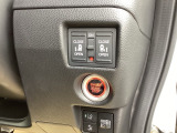 【両側パワースライドドア】です。リモコンや運転席のスイッチ操作で楽々自動開閉。スマートキーをポケットやバッグに入れたままで、キーを差し込むことなくボタンを押すだけでエンジンが始動します。