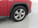 装着タイヤサイズは、225/60R18です。純正アルミホイールを装着しております。