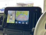 後方の映像と車両周辺の表示を画面で確認でき、駐車時の安全確認をサポートします。目安線も表示されるため、周囲との距離感をつかみやすく、日々の駐車に便利です。
