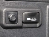 便利なアクセサリーコンセント(AC100V・1500W)が装備されています。ハイブリッドカー特有の大容量の電気エネルギーによりアウトドアシーンや停電などの非常時に便利な機能です。
