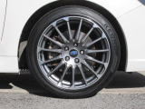 タイヤサイズは225/45R18です。