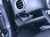 プッシュプル収納型の運転席・助手席ドリンクホルダー。近くて便利。エアコンの風でほんの少し温度をkeepも
