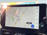 地図表示に加えて音楽や電話などのメニューにもアクセスでき、目的地の確認から日常の車内操作まで画面でまとめて扱えます。音量調整用のダイヤルも備わり、使いたい項目を見つけやすい構成です。