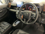 運転席は見やすく整理され、ナビも美しく装着され操作性にも優れています!