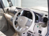 ◆視界広々で非常に運転しやすくロングドライブでも疲れを感じさせないすっきりとまとまったインパネ周りです。