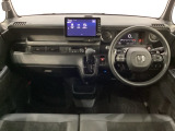車内は光触媒抗菌消臭施工済です。スタイリッシュなデザインでスポーティなインパネ周りを演出します。グローブボックスやカップホルダーのほかにトレーなどたくさんの収納スペースが付いています。