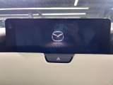 【12.3インチマツダコネクト】車内の雰囲気にマッチした大型ディスプレイ。スマホ接続でのナビ使用やBluetooth再生等、様々な機能が楽しめます。直感的なダイヤル操作が可能で、使い勝手も良好です。