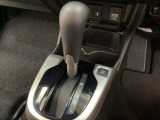 CVT車のセレクトレバーです。低速から高速まで、変速ショックのないスムーズな走りを実現するとともに、エンジン効率のよい領域を維持することで燃費にも貢献します。
