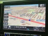 現在地周辺の地図を画面いっぱいに表示し、道路や周辺施設を確認できます。縮尺の切り替えや目的地設定にも対応し、日常の移動先を探す際に役立ちます。