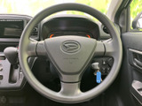手元には複数のスイッチが配置され、運転姿勢を保ったまま扱いやすいレイアウトです。メーターや周辺の表示も確認しやすく、日々の運転を支える実用的な装備です。