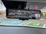 後部座席の人や、荷物に視界を邪魔されずに車両後方のカメラ映像をミラー面に映し出して、いつでもクリアな後方視界を確保する、インテリジェントルームミラーを装備しています。