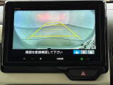 後退時に車両の後ろ側をモニター画面に表示します。車庫入れが苦手な人もこれで安心♪