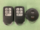 スマートキー付きですからドアロックの開閉およびエンジンスタートが楽々です。電動スライドドアの開け閉めもボタンで操作できます。加えて、純正リモコンエンジンスターター用の操作キーもついています。